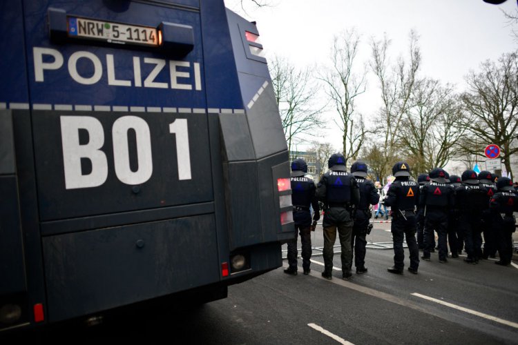 Сблъсъци между полиция и протестиращи срещу конгреса на "Алтернатива за Германия"
