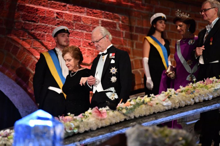Кралят на Швеция връчи Нобеловите награди за 2017 г. на церемония в Стокхолм