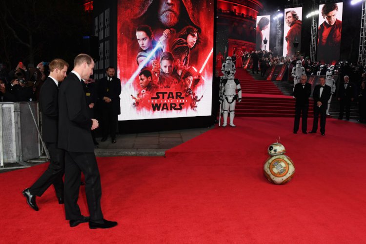 Принцовете Уилям и Хари бяха на лондонската премиера на филма "Междузвездни войни: Последните джедаи"
