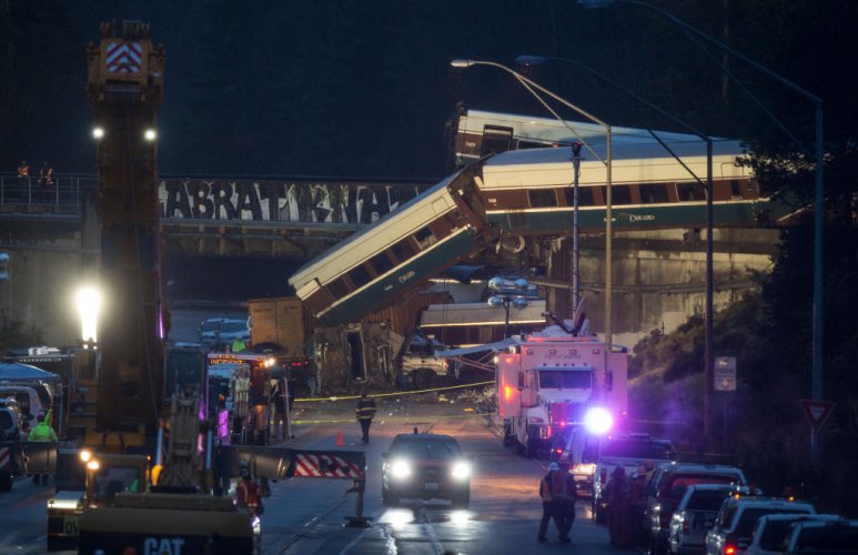 Трима загинали при дерайлирането на влака в щата Вашингтон