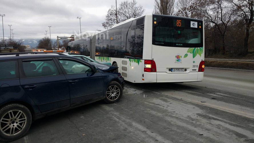 Верижна катастрофа между над пет коли и автобус блокира движението при надлез "Надежда"