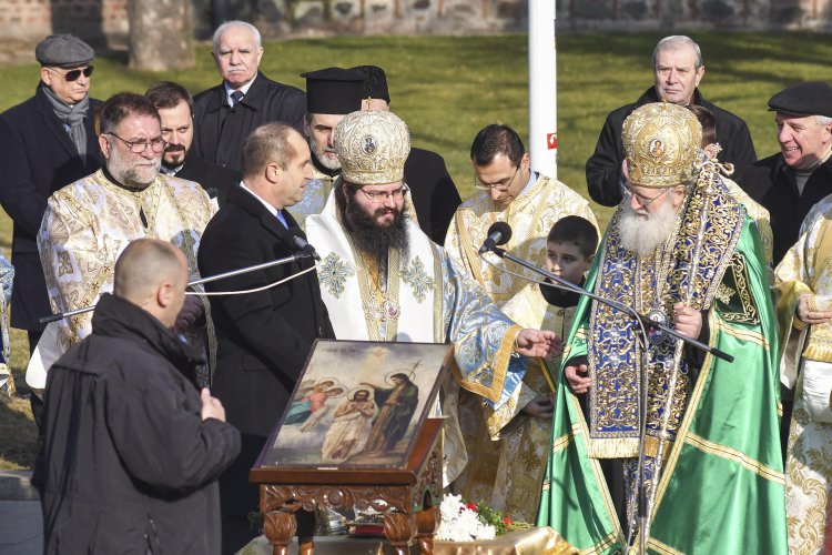Патриарх Неофит освети бойните знамена и знамената светини на Българската армия