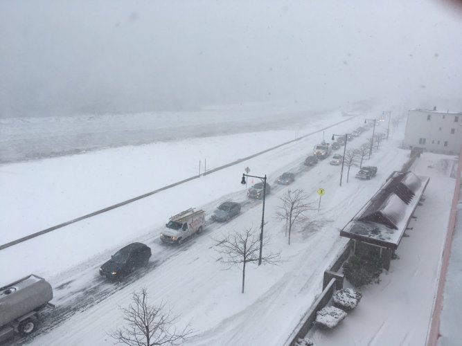 Снежна буря връхлетя Североизтока в САЩ, транспортните връзки са нарушени