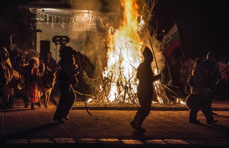 Внушителни огньове и кукерски шествия отбелязаха обичая "Сурва"
