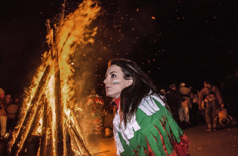 Внушителни огньове и кукерски шествия отбелязаха обичая "Сурва"
