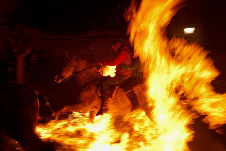 С нощна огнена конна езда отбелязаха Св. Антоний в Испания