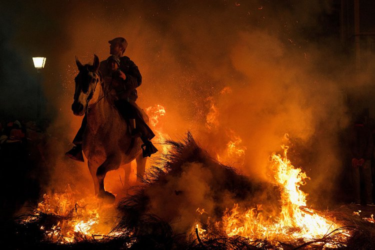 С нощна огнена конна езда отбелязаха Св. Антоний в Испания