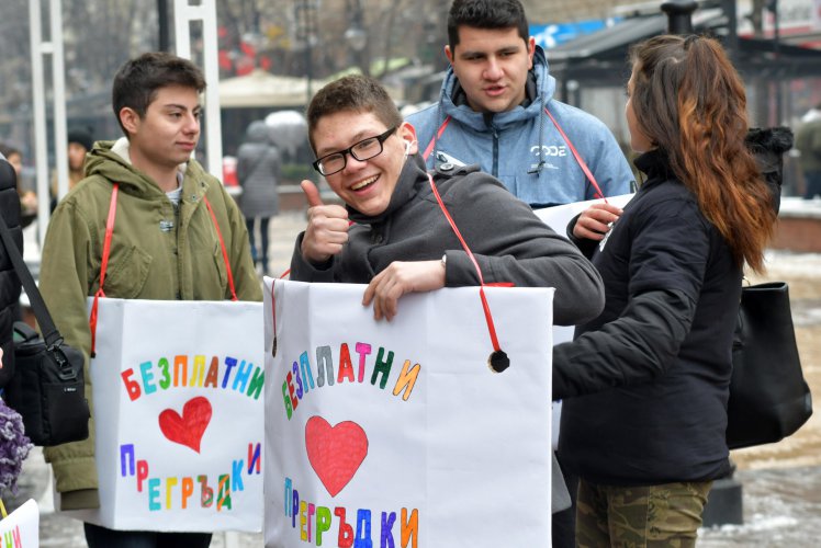 Ученици от столична гимназия раздаваха прегръдки в София
