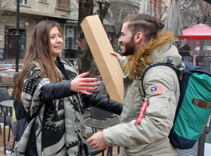 Ученици от столична гимназия раздаваха прегръдки в София