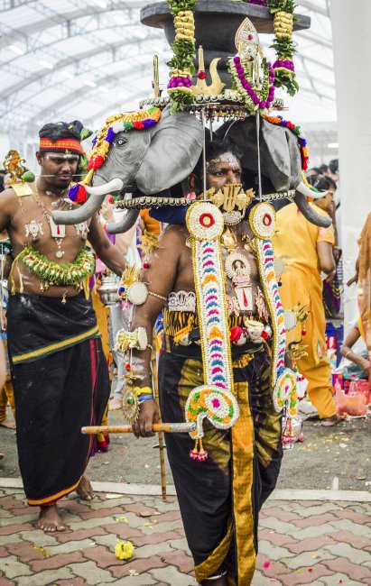 Хиндуисти изпълняват древен ритуал в преклонение към бог Муруган