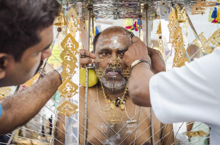 Хиндуисти изпълняват древен ритуал в преклонение към бог Муруган