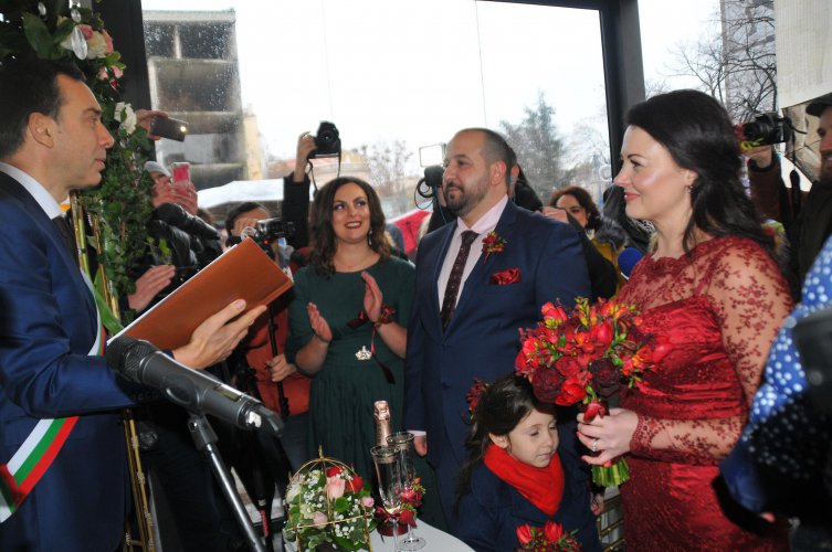 Кметът на Бургас венча няколко двойки по случай Свети Валентин