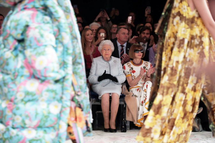Елизабет Втора за първи път присъства на Лондонската седмица на модата