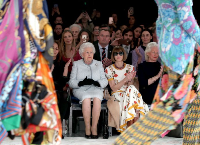 Елизабет Втора за първи път присъства на Лондонската седмица на модата