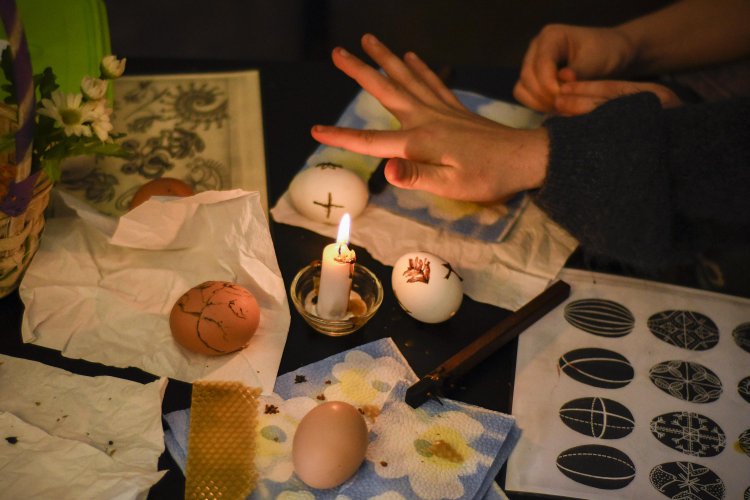В етнографския музей малки и големи се учеха да украсяват великденски яйца по стара восъчна технология
