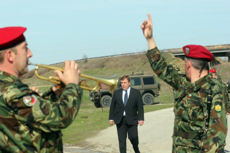Красимир Каракачанов присъства на учение на Сухопътни войски в Белене