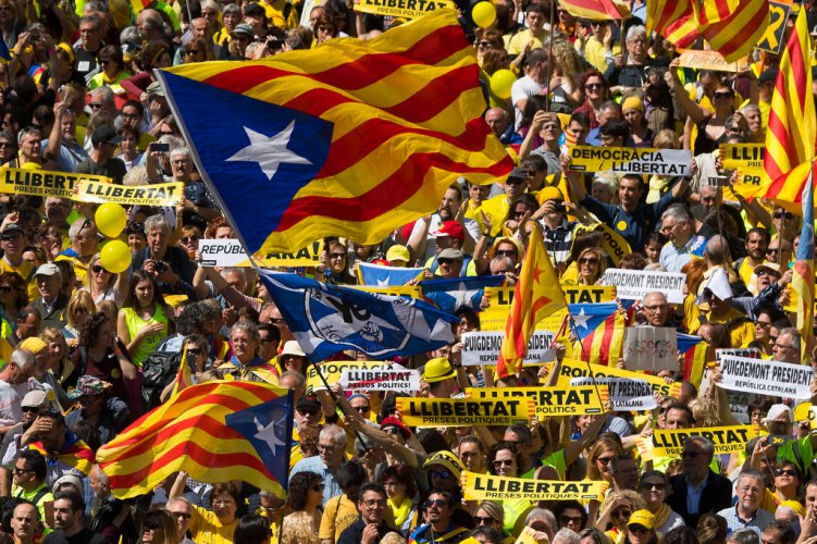 Над 300 000 души на митинг в Барселона, искат свобода за сепаратистки лидери