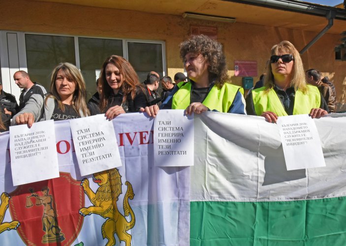 Надзирателите се събраха на протест пред Софийския затвор