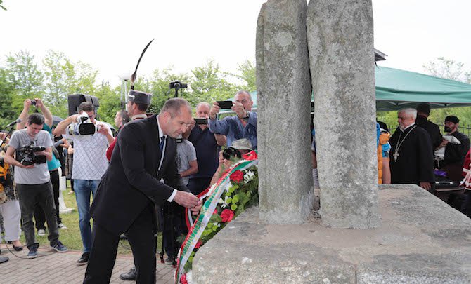 Президентът Радев се преклони пред българския мемориал в Ново село