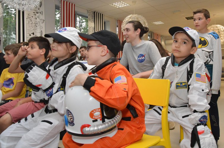 Американски астронавт се срещна с български деца