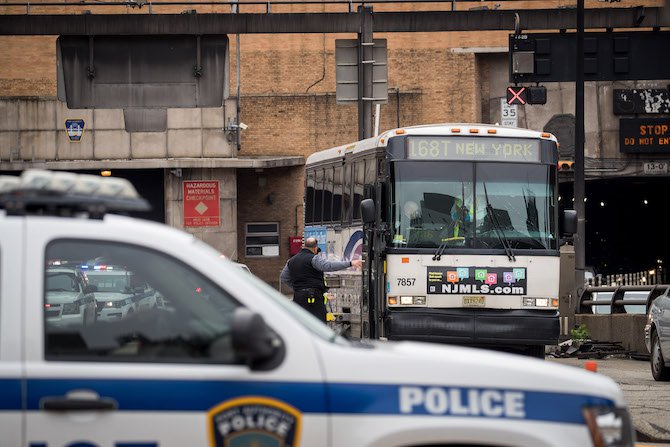 32 души са ранени при удар на два автобуса в тунел в Ню Йорк