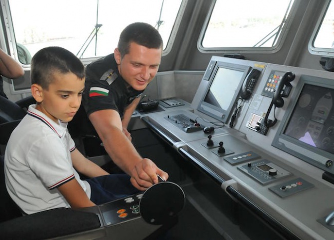 Деца разгледаха гранично-полицейския кораб Обзор