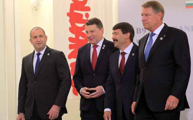 Президентът участва във Варшава на срещата на високо равнище във формат Б9