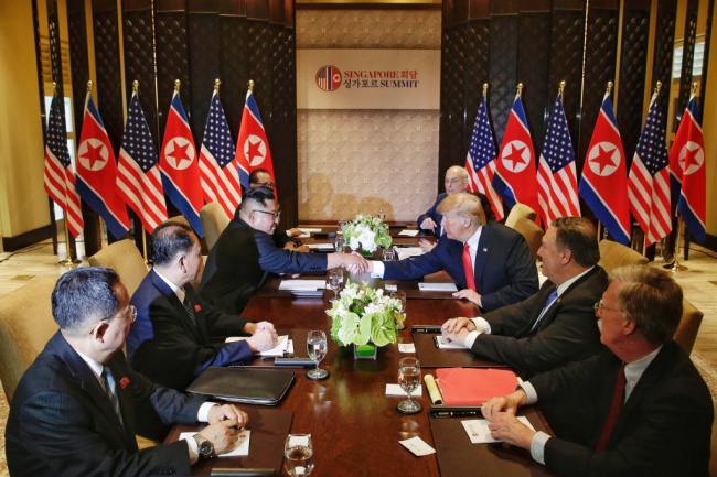 Президентът на САЩ Доналд Тръмп се срещна със севернокорейския лидер Ким Чен-ун