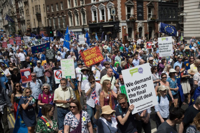 Около 100 000 души протестираха в Лондон навръх годишнината от референдума за Брекзит