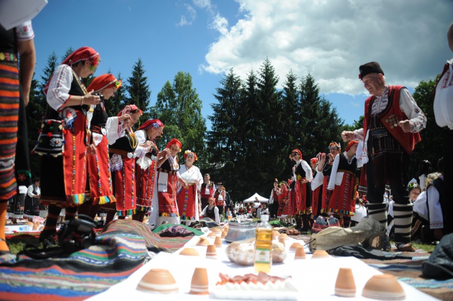 Пищна северняшка сватба събра стотици във Врачанския Балкан