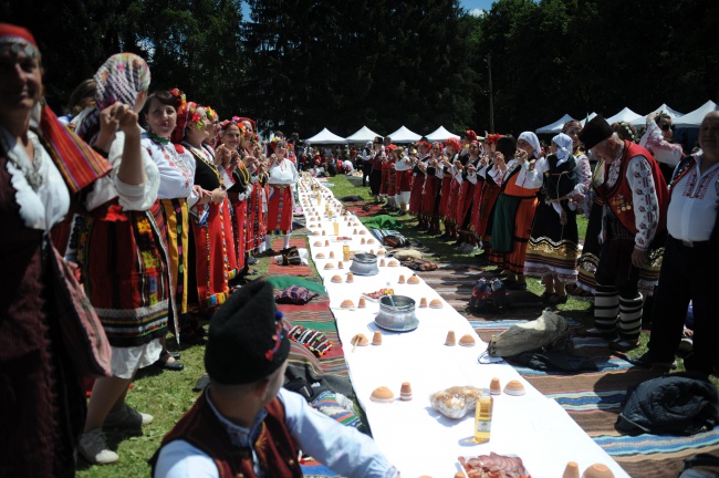 Пищна северняшка сватба събра стотици във Врачанския Балкан