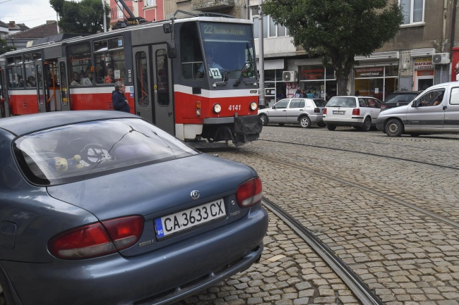 Нагъл шофьор блокира трамваите до Женския пазар в София 