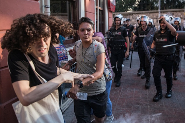 Полиция и сълзотворен газ срещу прайда в Истанбул