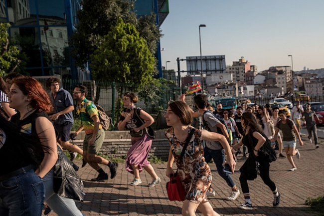 Полиция и сълзотворен газ срещу прайда в Истанбул