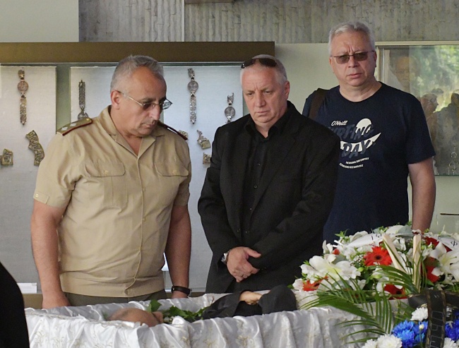 Приятели и колеги си казаха последно сбогом с Божидар Димитров в НИМ