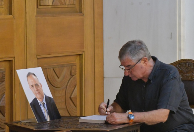 Приятели и колеги си казаха последно сбогом с Божидар Димитров в НИМ