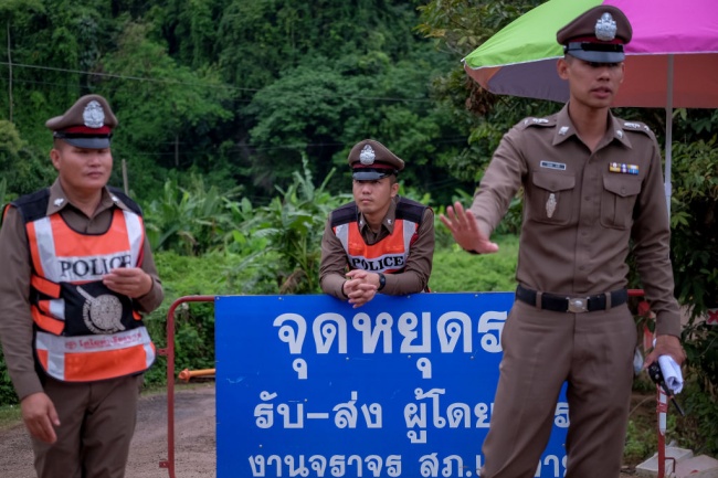 Започна операция по извеждането на блокираните деца в пещера в Тайланд