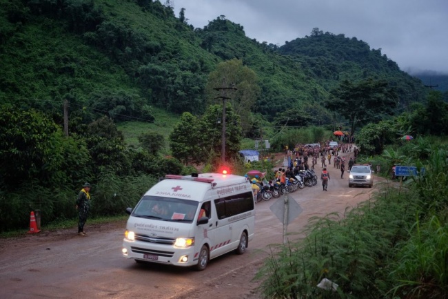 Започна операция по извеждането на блокираните деца в пещера в Тайланд