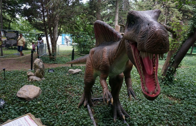 ''Живи'' динозаври нападнаха Морската градина на Варна 