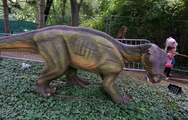 ''Живи'' динозаври нападнаха Морската градина на Варна 