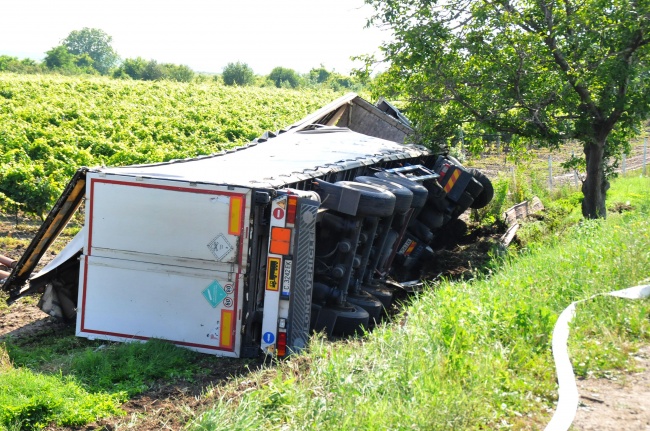  Камион с ацетилен се обърна и затвори пътя Сливен – Карнобат
