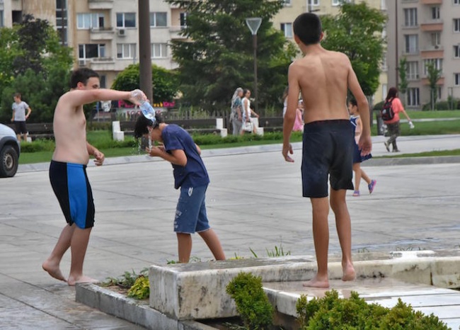 Деца си спретнаха водни войни около шадраваните на НДК