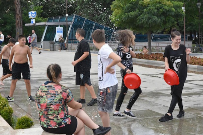 Деца си спретнаха водни войни около шадраваните на НДК