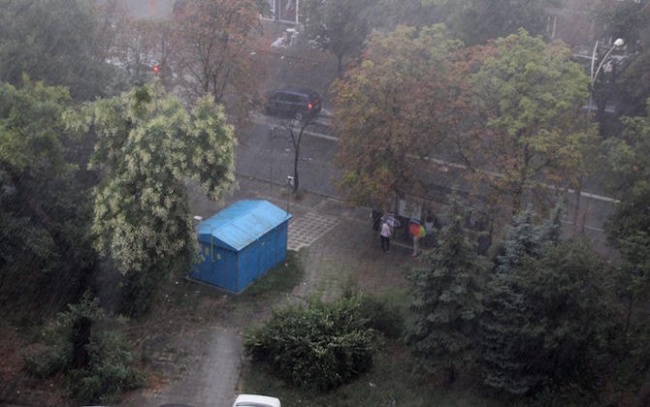 Силен вятър и порой причиниха щети в Бургас