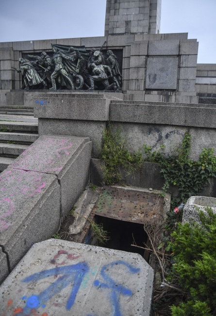 Отворен капак води до основите на паметника на Съветската армия в София