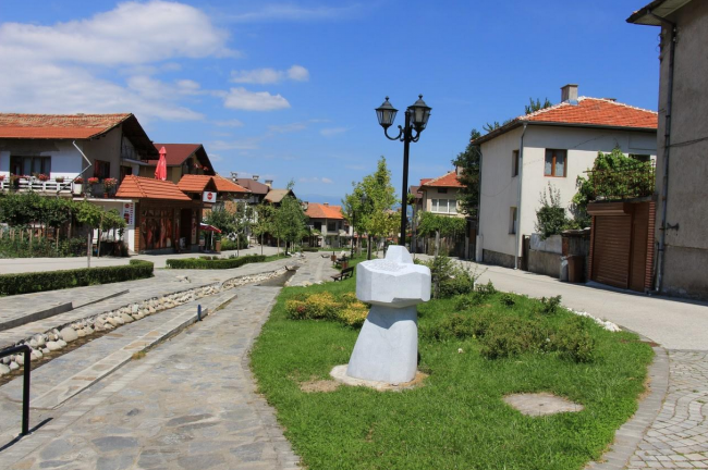 Студенти изваяха скулптори от пирински мрамор в Банско