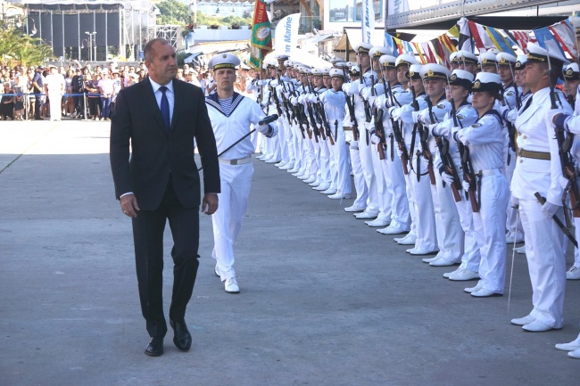 Президентът Румен Радев взе участие в отбелязването на 139-та годишнина от създаването на ВМС
