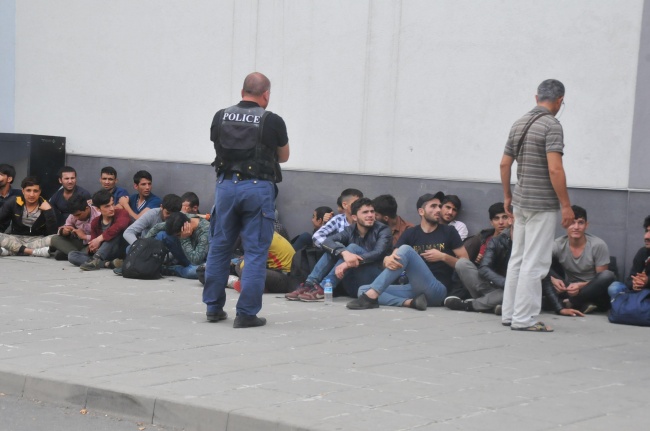 Полицията в Бургас задържа 25 нелегални имигранти