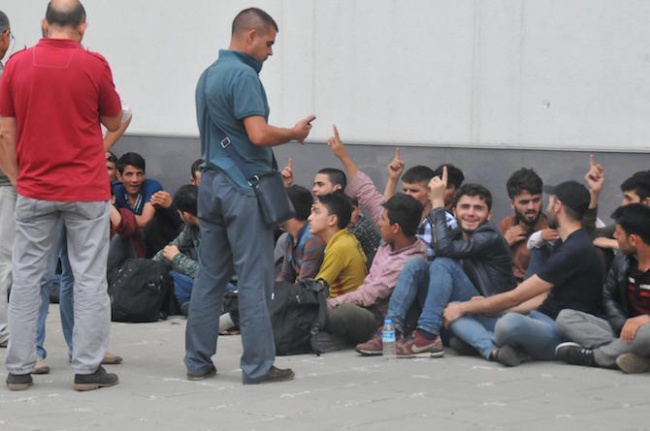 Полицията в Бургас задържа 25 нелегални имигранти
