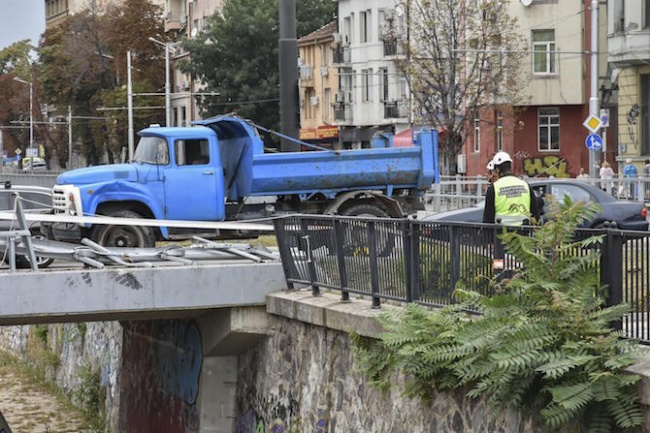 Камион надвисна над Владайската река при Лъвов мост
